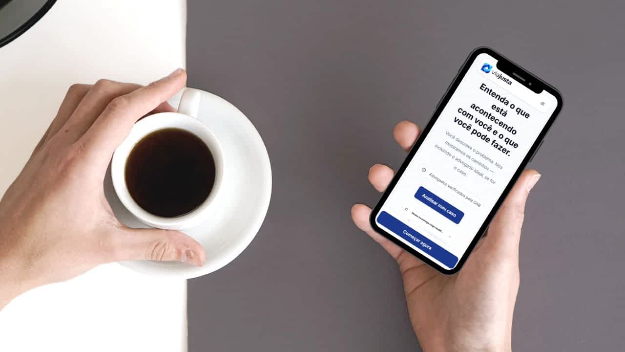 Cidadão acessando plataforma digital para entender se seu caso se enquadra em pequenas causas e juizados especiais.