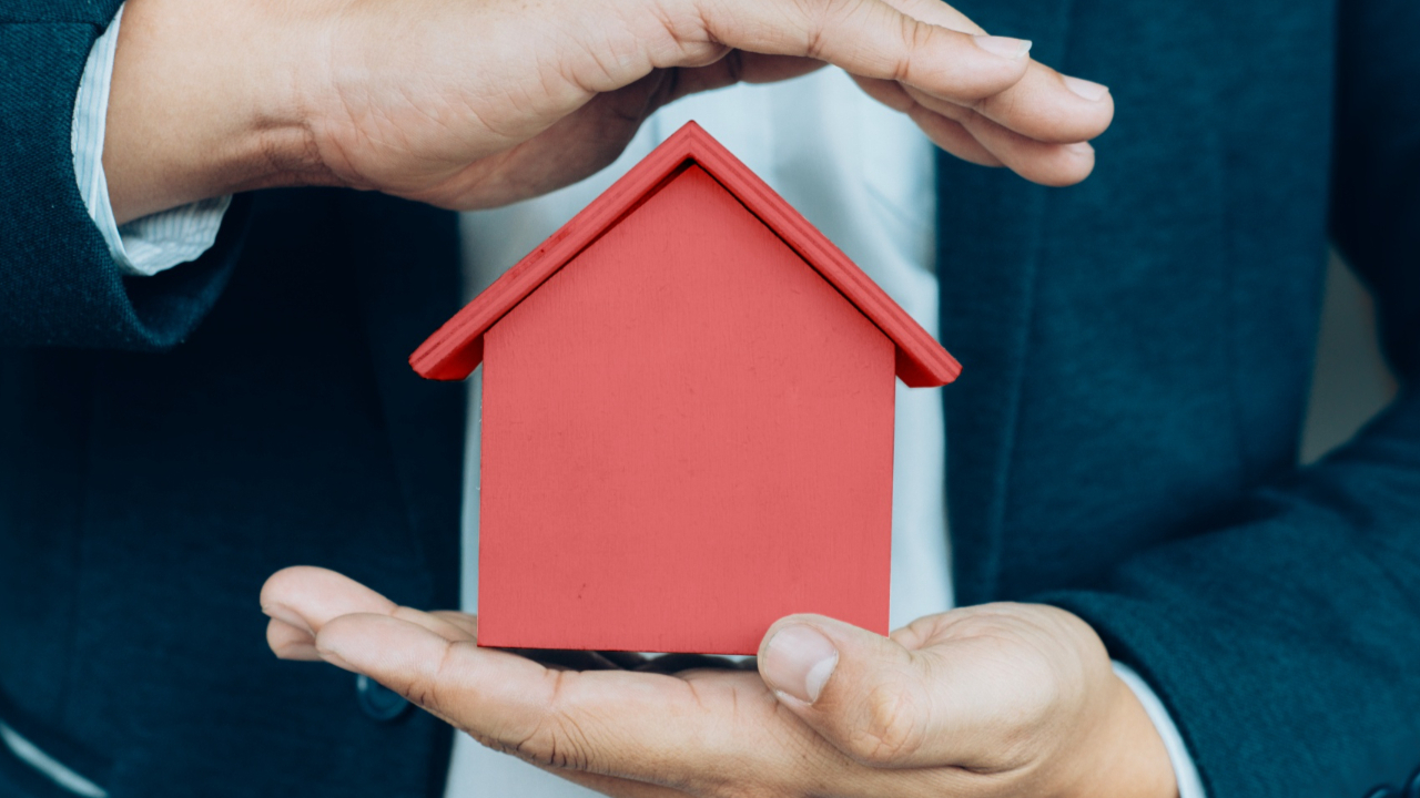advogado segurando e protegendo uma casa que passa por uma ação de interdito proibitório