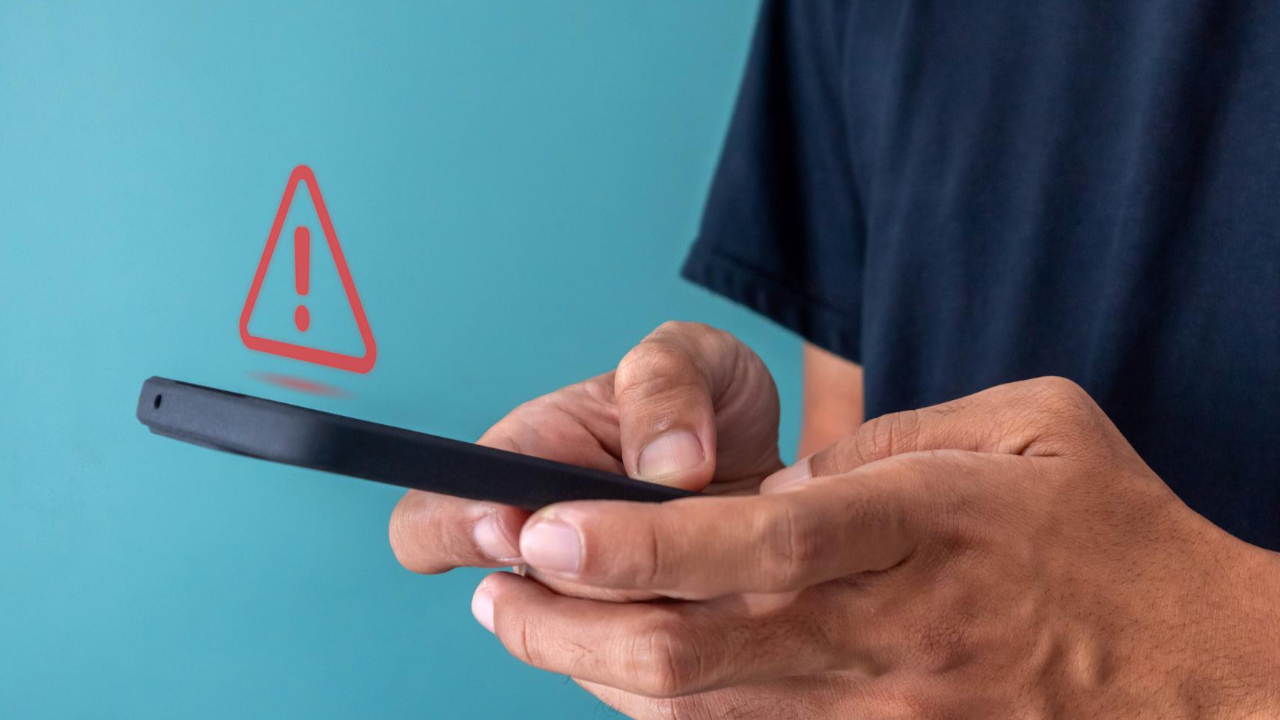 pessoa olhando para mensagem que acabou de receber e suspeitando de spoofing