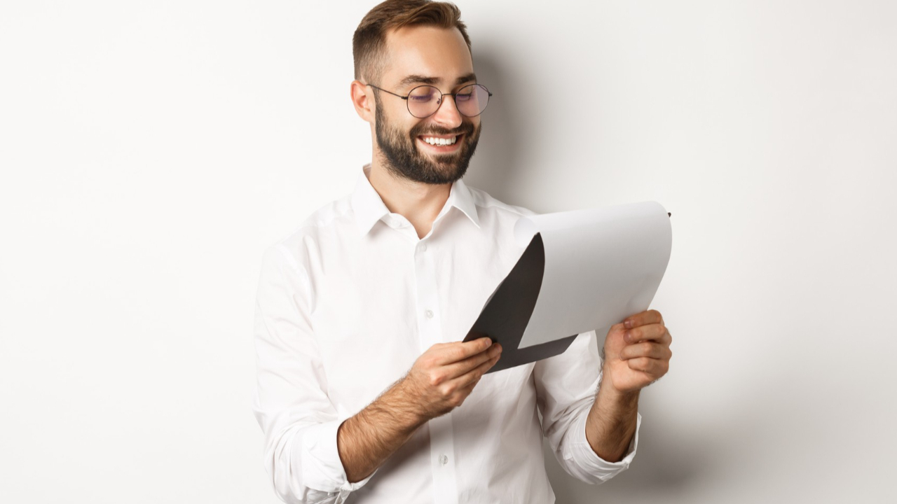 Homem analisando a documentação de nome social