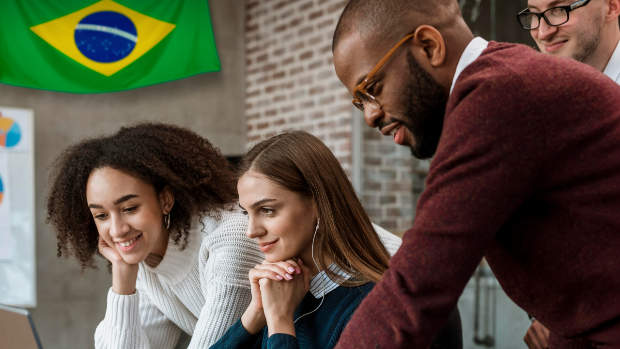 Quatro funcionários de uma empresa no ponto facultativo durante os jogos do brasil na copa do mundo