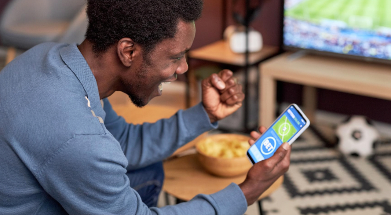 homem assistindo um jogo e fazendo uma aposta esportiva. conheça a lei das bets